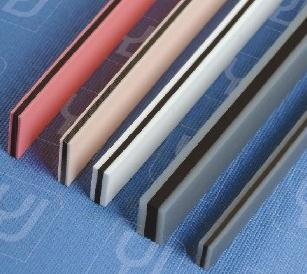 ลิงค์ที่แม่นยำ: การถอดรหัสเทคโนโลยีของตัวเชื่อมต่อยางที่เป็นสื่อกระแสไฟฟ้าในโมดูลแสดงผล LCM